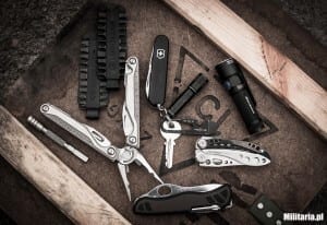 Leatherman Freestyle, scyzoryk Victorinox Recruit, latarka Olight I3E EOS TX, brelok Nite Ize Doohickey plus Victorinox One-Hand 0.8461.MWCH, Leatherman Charge Tti, Bit Driver Extender i zestaw bitów Zestaw EDC Mateusza z Militaria.pl