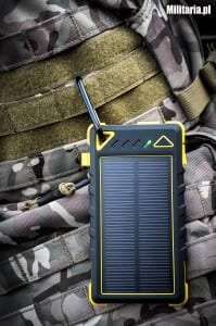 Powerbank Rugged Solar można przypiąć do plecaka, aby ładował się w czasie marszu Akumulator zewnętrzny, powerbank Rugged solar przypiety do plecaka