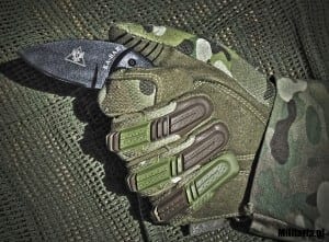 Prawidłowy sposób trzymania noży KA-BAR z serii TDI KA-Bar TDI w rękawicy