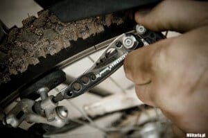 Przygotowanie roweru to też dokładne dokręcenie wszystkich śrubek Przygotowanie roweru do sezonu multitoolem Leatherman