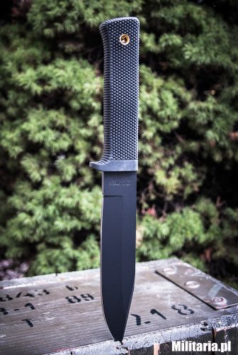 Na zdjęciu dokładnie widać wygodną rękojeść oraz profil ostrza Cold Steel SRK