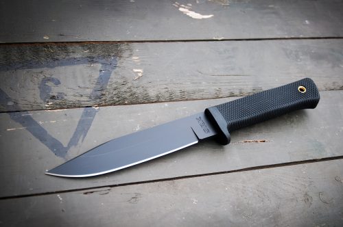 Głownia o dużym rozmiarze umożliwia podważanie, batonowanie i inne ekstremalne prace Cold Steel SRK