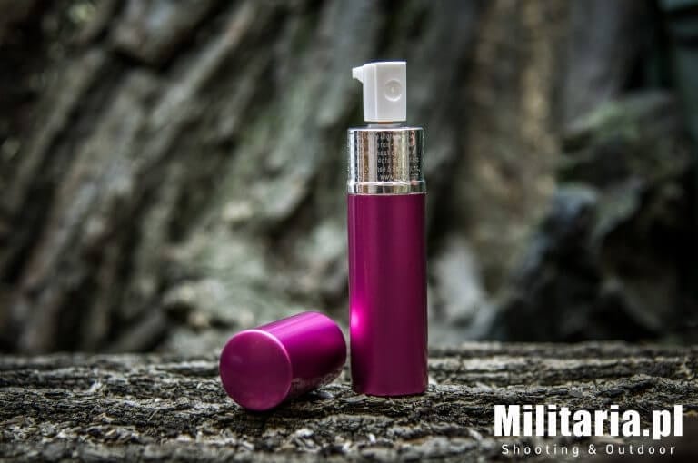Gaz pieprzowy w eleganckim pojemniku bardzo dobrze pasuje do damskiej torebki. Na zdjęciu gaz pieprzowy Mace Hot Pink Purse jaki gaz pieprzowy wybrać