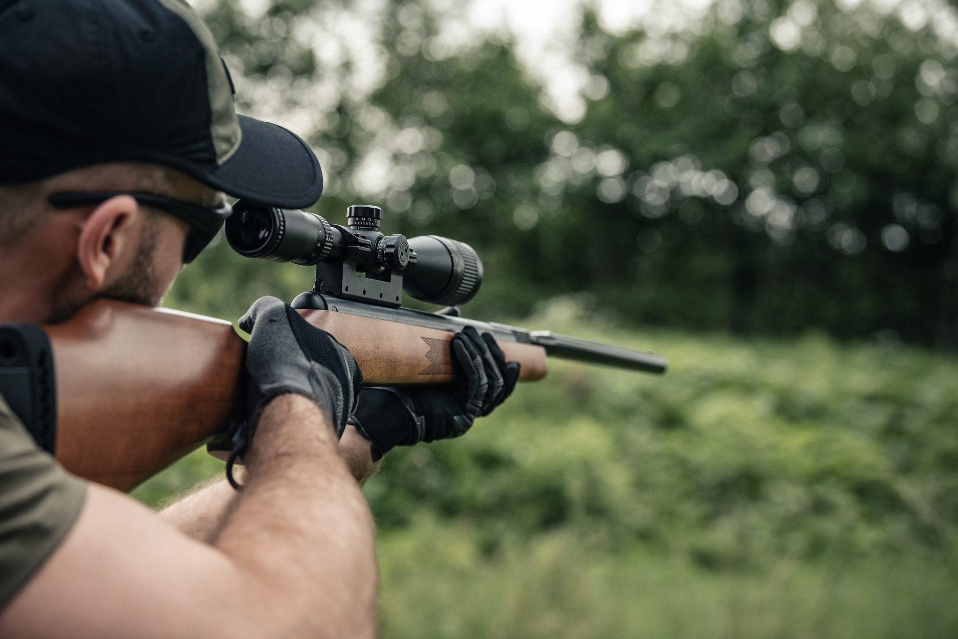 Wiatrówka na prezent. Co wybrać i jakie dobrać akcesoria?