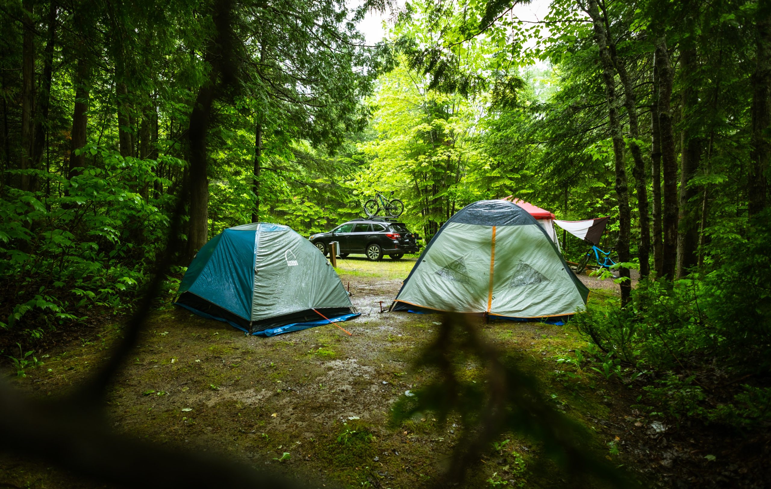 Deszczowy camping. Jak wytrzymać ulewę pod namiotem?