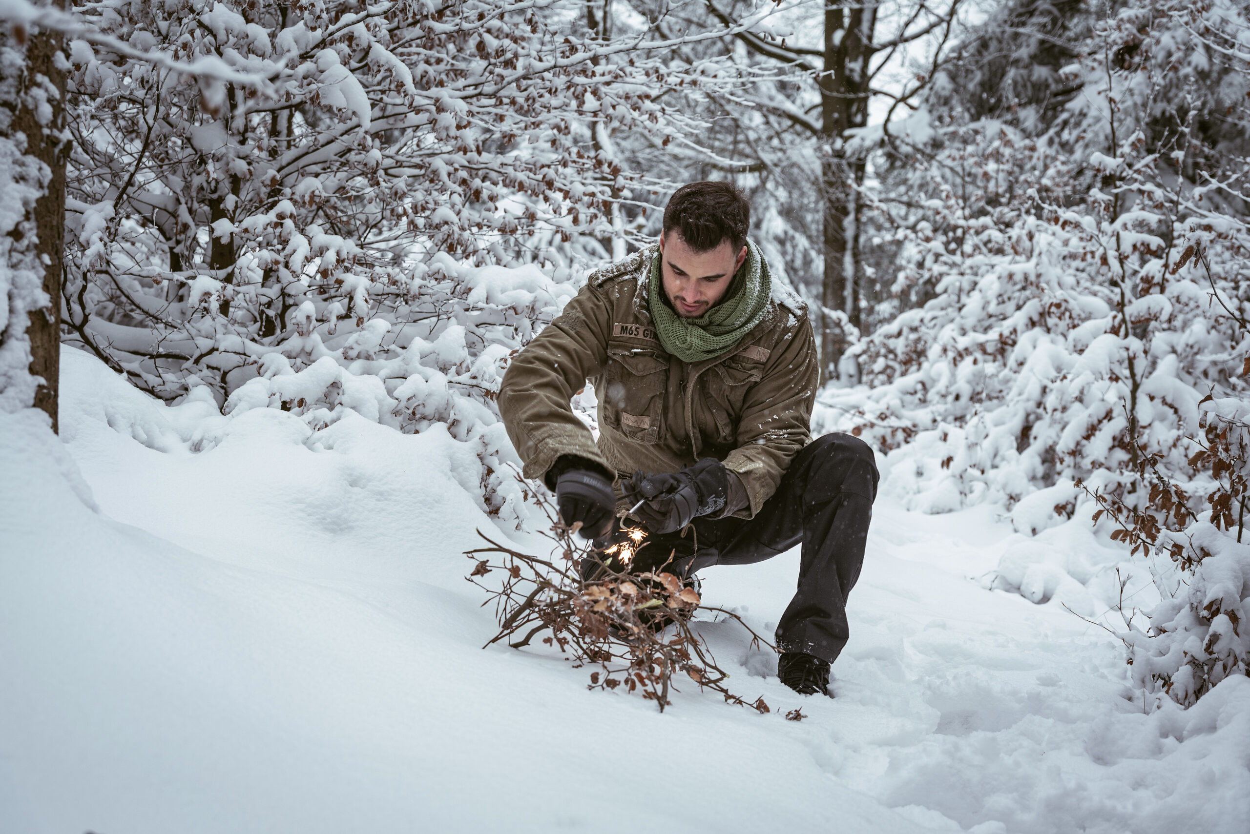 Jak rozpalić ognisko na śniegu – praktyczny poradnik krok po kroku